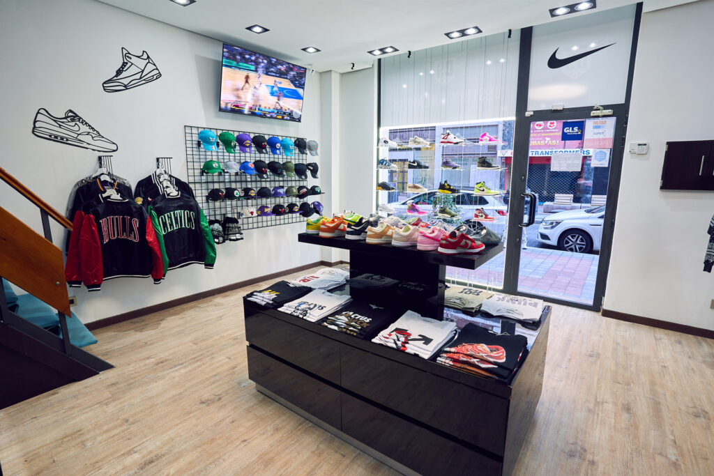Destiny Sneakers - Primera tienda de calzado y ropa retro basket en Palencia